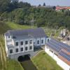 Sorgt in zweifacher Hinsicht für erneuerbaren Strom: Das Günzkraftwerk mit seiner Fotovoltaik-Anlage in Breitenthal. 	