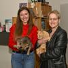 Yulia Strokal (links) hat Katzen aus der Ukraine gerettet und übergibt sie nun an Dr. Nina Langenbeck.