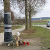 Das Kreuz erinnert an den Unfalltod eines 27-Jährigen am 9. November bei Affing (Blick Richtung Haunswies). Das Kreuz im Hintergrund steht für den tödlichen Unfall im Oktober 2021.