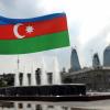 Die Flagge Aserbaidschans weht  in Baku, der Hauptstadt der Ex-Sowjetrepublik. Foto: Marcus Brandt/Archiv dpa