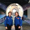 Die NASA-Astronautinnen Ellen Ochoa (L) und Nicole Mann in Bremen bei Airbus vor einem Modell der Raumfähre Orion.