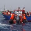 Flüchtlinge auf einem Boot im Mittelmeer. Das Foto hat der Kapitän eines Seenot-Rettungsschiffes aufgenommen. 