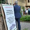 Rund 70 Menschen kamen am Freitag zur Demonstration für den Erhalt der Landwirtschaftsschule in Stadtbergen. Sie wurde vom Bund Naturschutz und von ehemaligen  Stadträten organisiert.