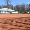 Verwaist liegt die Anlage des TC Günzburg unter der Aprilsonne. Tennisspielen ist verboten, die Vereinsgaststätte ist geschlossen. Das verursacht weit mehr als nur „gefühlte“ Probleme. Wichtiger denn je ist in den Tagen der Corona-Krise deshalb die Solidarität der Mitglieder. 	