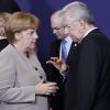 Bundeskanzlerin Angela Merkel im Gespräch mit Italiens Premier Mario Monti während des Eu-Krisengipfels in Brüssel. Foto: Thierry Roge dpa
