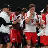 Etwas auf Distanz: Bayern-Coach Thomas Tuchel (l) und Leon Goretzka (M).