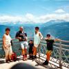 Berta Stricker, Valentin Schiefele (Breitenthal), Gabriel, Cornelia und Matthias Neumann (Krumbach) im Jahr 2000 auf dem Mendel mit Blick zu den Dolomiten. 