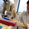 Martina Bielaszewska vom Institut für Hygiene der Universitätsklinik in Münster bestückt ein Realtime PCR-Gerät für einen molekular-biologischen Schnelltest für den Nachweis von EHEC-Bakterien. dpa