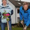 Andrea Gasch und Rolf Huth freuen sich, wenn die Blumen und Pflanzen auf dem Areal des alten evangelischen Gemeindehauses in Mering eine neue Heimat finden.  	