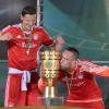 Franck Ribéry (r) und Daniel van Buyten bleiben den Bayern treu.