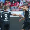 Mads Pedersen gratuliert Alfred Finnbogason (rechts)  zum Treffer gegen Heidenheim.