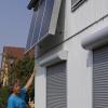 Thomas Rebitzer, hier mit einer verstellbaren Wand-Photovoltaikanlage an seinem Haus. 