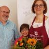 Steindorfs Bürgermeister Paul Wecker begrüßte Christiane Zimmermann beim Tag der offenen Tür ihrer Manufaktur „meingemachtes“ mit Blumen. 	