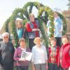 Den ersten Osterbrunnen in Fischach schmückten: (von links) Josef Seitz, Irmgard Seitz, Erika Weikl, Kuni Oesterle, Maria Hack,Lina, Steffi Kramer, Sonja Reili. 