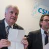 Der bayerische Ministerpräsident Horst Seehofer (CSU, l) und CSU-Generalsekretär Andreas Scheuer vor Beginn der CSU-Vorstandssitzung.
