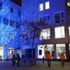 Die Weihnachtsbeleuchtung, zu der auch angestrahlte Fassaden zählen, kommt in Augsburg gut an. So wie hier in der Annastraße. Allerdings sind wegen der Corona-Einschränkungen deutlich weniger Passanten unterwegs. 