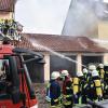 Ein Großaufgebot der Feuerwehr verhinderte, dass der Brand in Riedlingen auf die beiden Wohnhäuser übergriff, die durch eine Garage verbunden sind. 