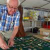 Als Volkskundler ist Fritz Koch begeistert von der Sammlung alter Wanderabzeichen, die er in einer verstaubten Schachtel im Depot des Kulturhistorischen Vereins Donaumoos in der Alten Putzerei gefunden hat. 	
