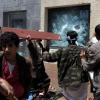 Aus Wut auf ein islamfeindliches Schmähvideo stürmten Demonstranten die US-Botschaft in Sanaa, Jemen. Foto: Yahya Arhab dpa