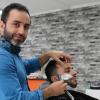 Aboud Loli, 31, aus Syrien hat seit Mitte Dezember einen Barbershop in der Weinstraße. Den Laden hat der von der Familie Lettenmayer gemietet, die nebenan eine Kaffeerösterei betreibt.