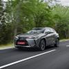 Trotz riesigen Kühlergrills und deutlichen Schnitten im Blech macht der UX einen gefälligeren Eindruck als der Lexus C-HR.