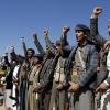 Huthi-Kämpfer und Stammesangehörige veranstalten eine Kundgebung gegen die Angriffe der USA und Großbritanniens. Die stolzen Rebellen zählen zur iranisch dominierten "Achse des Widerstandes".   