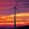Das Ammerfelder Windrad, hier in einer schönen Sonnenaufgangsansicht. Die Bürgerschaft in der Umgebung ist allerdings zum Teil wegen der Lärmbelästigung verzweifelt (siehe Info-Kasten). Foto: Münsinger
