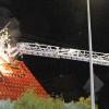 Über eine Drehleiter bekämpften die Feuerwehrleute den Brand in einem Dachstuhl in Ingstetten. 	 	
