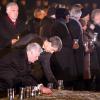 Bundespräsident Gauck entzündet während der Gedenkfeier im ehemaligen Konzentrationslager Auschwitz-Birkenau eine Kerze.