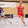 In der Floorball Bundesliga gewinnen die Red Hocks Kaufering (rot) nach überragender Leistung gegen Schenefeld. Am Ende steht es 20:2 für die Gastgeber.