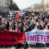 Proteste gegen steigende Mieten und Wohnungsnot in Berlin: Werden bald 240.000 Berliner Wohnungen für Milliarden an Steuergeldern verstaatlicht?  	