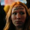 „Nicht mein Präsident“ hat sich diese junge New Yorkerin auf ihre Stirn schreiben lassen: Tausende Amerikaner demonstrieren landesweit gegen Donald Trump.  	