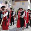 Das Historische Marktfest in Pöttmes ist eröffnet: Die Torwache der  Dorfgemeinschaft Schnellmannskreuth und Kühnhausen zieht auf. 