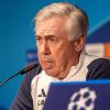 Trainer Carlo Ancelotti spricht zu den Anwesenden.