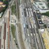 Der Augsburger Hauptbahnhof aus der Luft. Auf den Strecken von Augsburg in Richtung Süden gibt es keine Gleise mit Oberleitung.