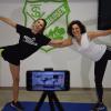 Einfach nur auf einem Bein stehen. Natalie Stöckle und Sonja Spreng bieten ab 7. Januar auf der Homepage des TSV Zusmarshausen einen Video-Live-Stream an.