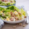 Richtig satt macht der Salat durch Zutaten, die Eiweiß enthalten wie Hähnchenbrust, Eier, Thunfisch, Garnelen, Hüttenkäse oder Feta.