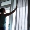 Fensterscheiben sollten an heißen Sommertagen abgedunkelt werden, damit die Sonnenwärme nicht in den Raum eindringen kann.