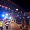 Bei einem Unfall in der Ulmer Innenstadt ist ein Lastwagen gegen eine Brücke gefahren. Die Feuerwehr war stundenlang im Einsatz. 