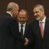 Recep Tayyip Erdogan, Präsident der Türkei, gibt Hakan Fidan, neuer türkischer Außenminister, während einer Amtseinführungszeremonie im Präsidentschaftskomplex die Hand. 