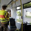 Großalarm am Alten Postweg in Augsburg: Als ein Lastwagen eine Tram rammt, werden 48 Fahrgäste vor allem durch herumfliegende Glassplitter verletzt, vier davon schwer.