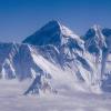 Der Mount Everest ragt aus einer Wolkendecke heraus.