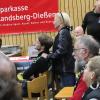 Matthias Holderried verlor im Stechen und musste als einziger Waldkircher seinen Punkt abgeben. Trost gab es von Trainerin Elfriede Weigelt. 	