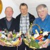 Der neue Schützenmeister der Kölburger Schützen, Erwin Pfeifer (Miite), bedankte sich bei den langjährigen Vorstandsmitgliedern Hubert Roßkopf (links) und Erwin Reigel mit Geschenkkörben für die geleistete Arbeit.  