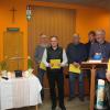 Pfarrer Sünkelu nd der neue Vorsitzende Uli Thierauf (Zweiter von rechts) danken zum Abschied dem alten Fördervereinsvorstand. 