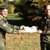 Brigadegeneral Rainer Simon (rechts) übergab das Buch jüngst an den Standortältesten Matthias Raith.