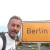 Zu Fuß bis nach Berlin – Helmut Pfanz aus Neusäß hat es geschafft. Beinahe jeden Tag legte er zwei Wochen lang die Strecke eines Marathons zurück.