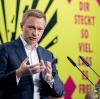 Christian Lindner, Fraktionsvorsitzender und Parteivorsitzender der FDP, spricht auf dem 70. FDP-Bundesparteitag zu den Delegierten - zunächst auf Chinesisch.