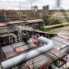 Projekt für die Gasversorgung in Deutschland: Rohre einer Pipeline führen auf einer Baustelle hinter dem Deich zur Anbindung des LNG-Terminals in Wilhelmshaven.