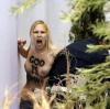 Eine halbnackte Aktivistin der Frauenprotestgruppe Femen ist im Vatikan festgenommen worden.